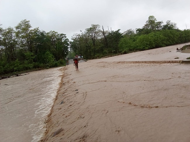 बारिश से उफान में आए बरसाती नाले, चोरगलिया—हल्द्वानी मोटर मार्ग बंद
