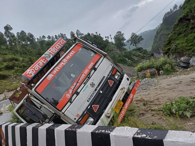 ट्रक क्वारब के पास दुर्घटनाग्रस्त