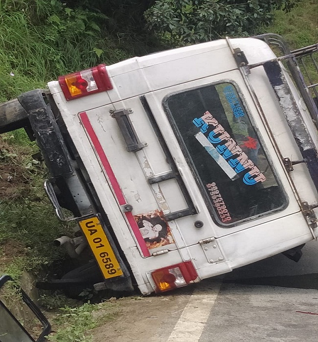 अल्मोड़ा से रानीखेत जा रही मैक्स द्वारसों के पास दुर्घटनाग्रस्त