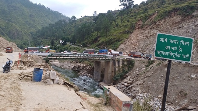 आज बृहस्पतिवार तड़के सुबह एक बार फिर अल्मोड़ा—हल्द्वानी राष्ट्रीय राजमार्ग क्वारब के पास पहाड़ से भारी मलबा आने के चलते बंद हो गया है।