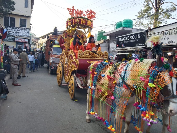 रानीखेत : महर्षि वाल्मीकि के प्रगट दिवस पर भव्य शोभा यात्रा, दिखाए करतब