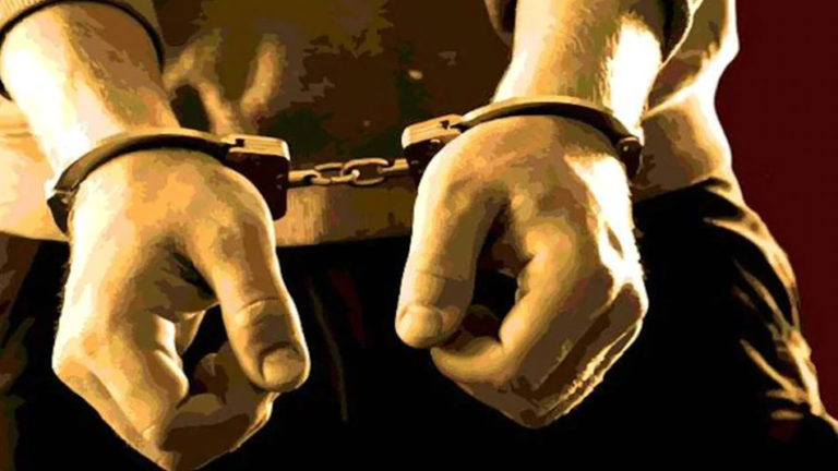 दो महिलाओं समेत तीन गिरफ्तार