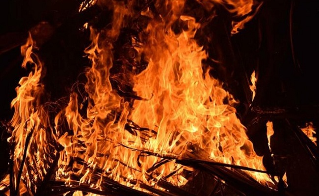 हल्द्वानी : यहां मकान में लगी भीषण आग, लाखों का सामान जलकर हुआ खाक