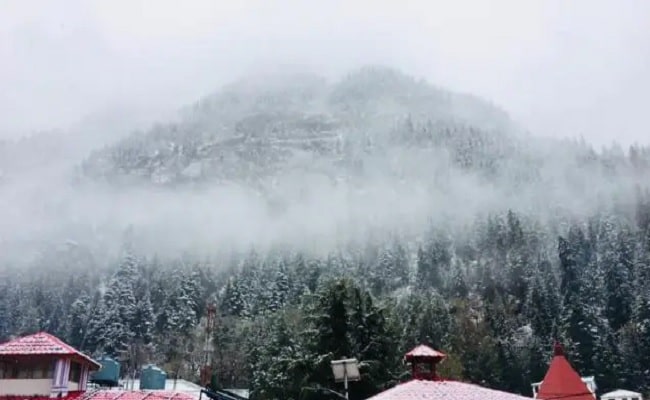 Uttarakhand : पहाड़ों में बर्फबारी, मैदानी इलाकों में घने कोहरे का अलर्ट