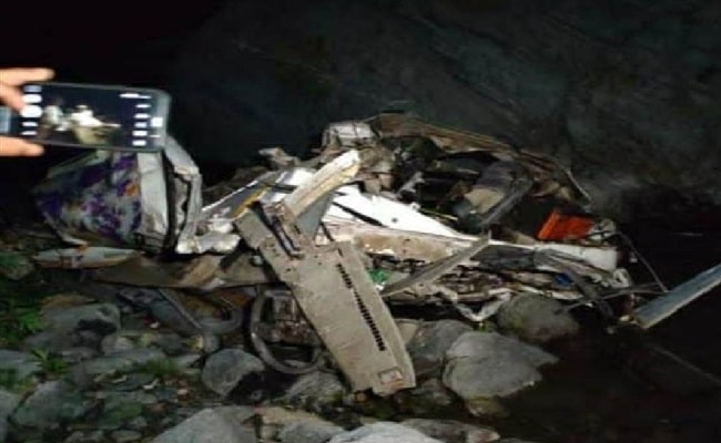 भीमताल: ओखलकांडा ब्लॉक में खाई में गिरा वाहन, मां-बेटे समेत पांच की मौत - 1 गंभीर