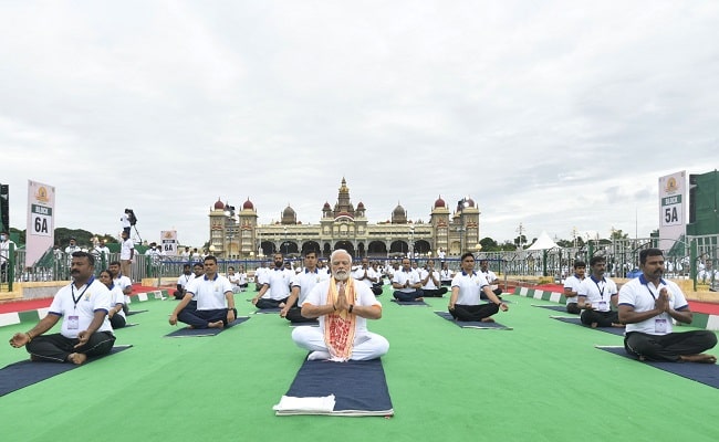 मोदी ने अंतरराष्ट्रीय योग दिवस पर दुनिया के लोगों को दी बधाई