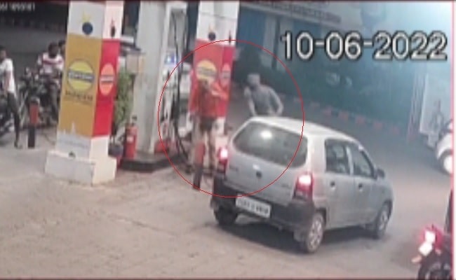 हल्द्वानी : बोतल में पेट्रोल देने से किया मना तो पंपकर्मी को ही पीट दिया, देखिए CCTV