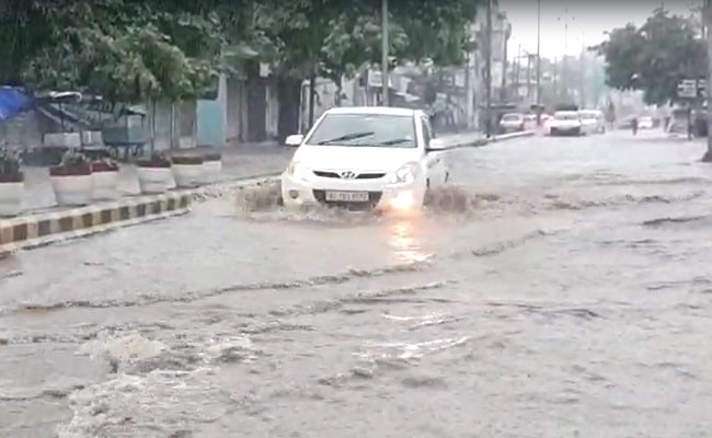 नैनीताल जिले लगातार बारिश से 23 मार्ग बंद, अपडेट पढ़ घर से निकले