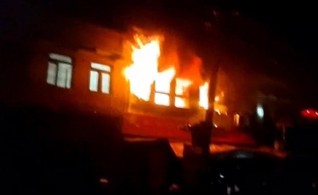 दुःखद खबर : चाय बनाते समय गैस सिलेंडर में विस्फोट, मां और तीन बच्चे जिंदा जले