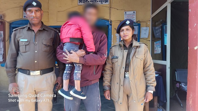 अल्मोड़ा पुलिस ने बच्ची को किया परिजनों के सुपुर्द