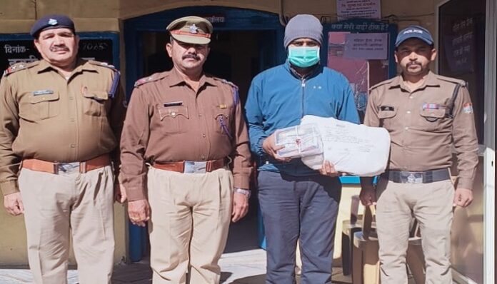 रिसेप्शन पार्टी में उड़ाया 50 हजार रुपयों से भरा पर्स