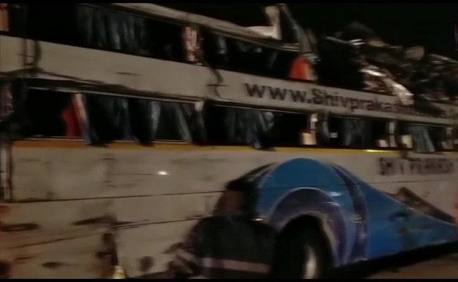उत्तर प्रदेश : यमुना एक्सप्रेसवे पर बस दुर्घटनाग्रस्त, तीन की मौत; 17 घायल