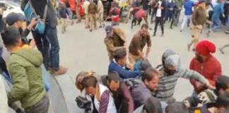 Uttarakhand: भर्ती धांधली के विरोध में प्रदर्शन, पुलिस का लाठीचार्ज