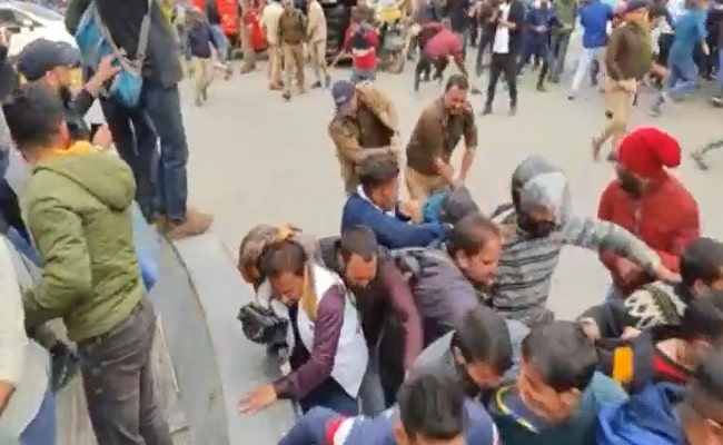 Uttarakhand: भर्ती धांधली के विरोध में प्रदर्शन, पुलिस का लाठीचार्ज