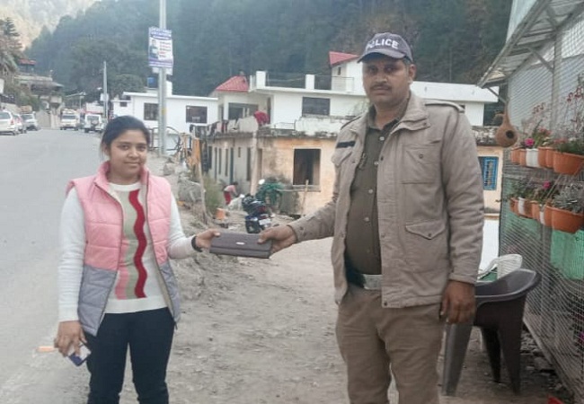 चौकी पुलिस ने महिला पर्यटक का लौटाया खोया पर्स
