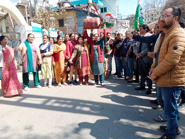 अल्मोड़ा में मूल्य वृद्धि के खिलाफ कांग्रेस का प्रदर्शन