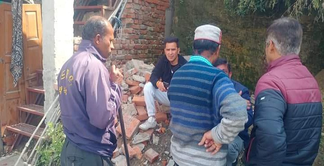 अल्मोड़ा : अतिक्रमण गिराने आई पालिका टीम से भिड़े सभासद, नोकझोंक