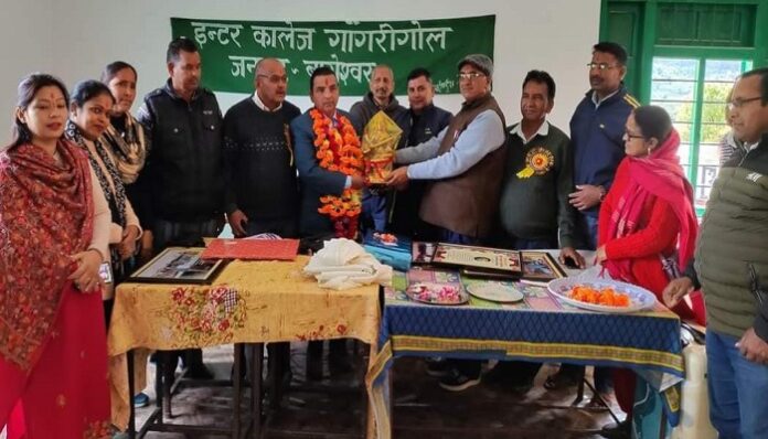 सहायक अध्यापक नवीन तिवारी को सेवानिवृत्ति पर विदाई