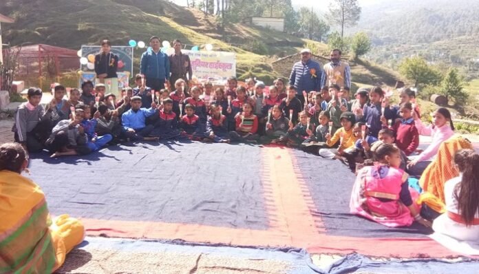 जगह-जगह नवप्रवेशी बच्चों का स्वागत, रंगारंग प्रस्तुति