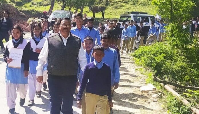 भव्य रैली व प्रेरक नारों से जगाई अलख, नवप्रवेशी बच्चे सम्मानित