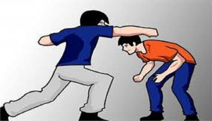 बागेश्वरः टैक्सी चालक ने युवक की लगाई धुनाई, बेहोश युवक अस्पताल में भर्ती