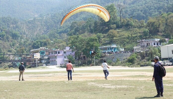कपकोट के केदारेश्वर मैदान में जुटे 08 राज्यों के पैराग्लाइडर