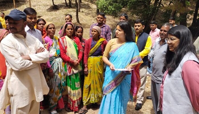 डीएम वंदना के साथ विभिन्न गांवों में पहुंची प्रशासन की टीम