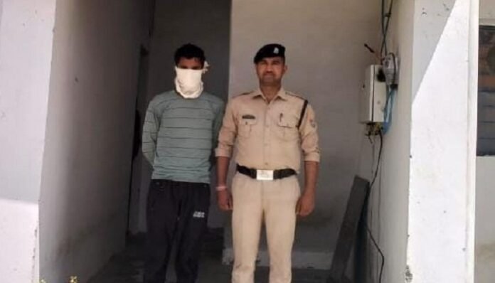 दुकान चाय की और पिला रहा था शराब, गिरफ्तार