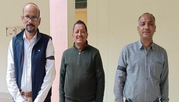 बांहों में काले फीते बांधकर विरोध