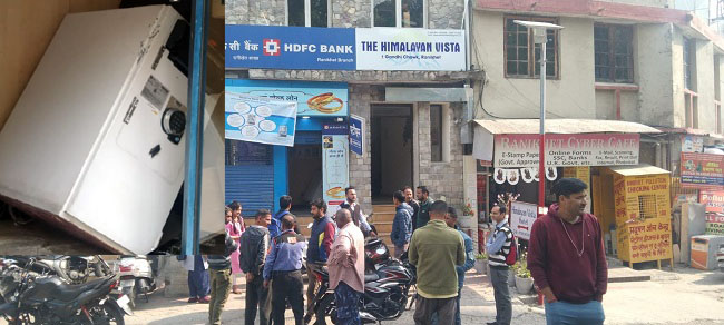 चोरों ने उखाड़ दिया HDFC का ATM