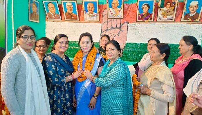 नगर महिला कांग्रेस अध्यक्ष की जिम्मेदारी दीपा साह को सौंपी