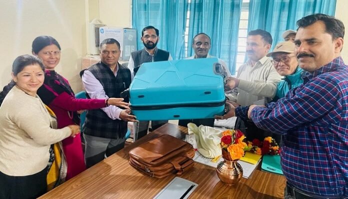 वरिष्ठ कोषाधिकारी रिटायर, भावभीनी विदाई दी