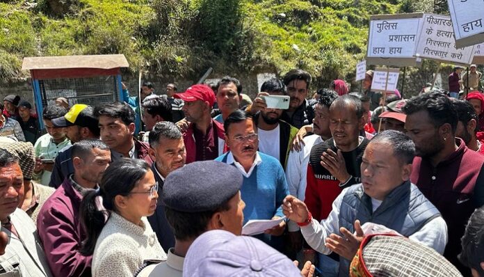 मृतक पीआरडी जवान के परिजनों व क्षेत्रीय लोगों ने लगाया जाम