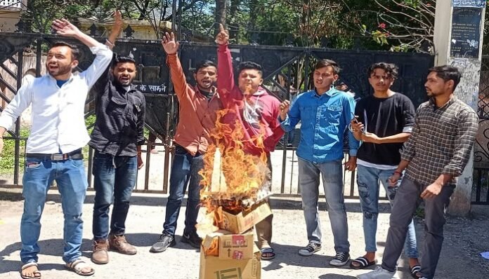 महाविद्यालय का मुख्य द्वार बंद करने से भड़के छात्र