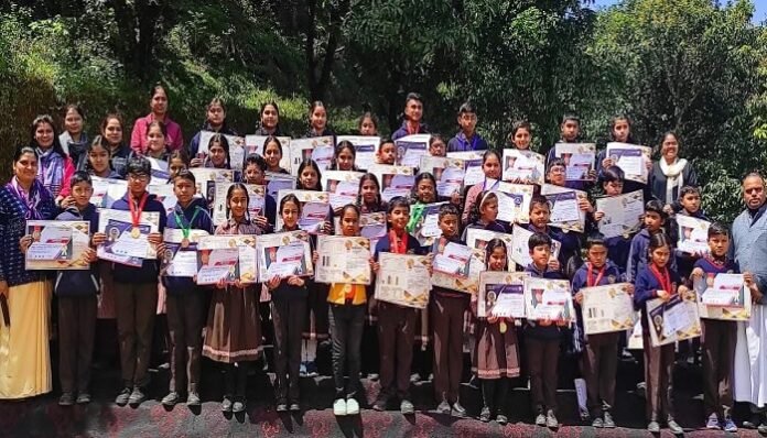 अव्वल रहे छात्र-छात्राओं को मेडल व प्रमाण पत्र वितरित