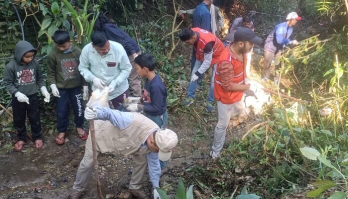 रेडक्रास की टीम ने गधेरे की सफाई, कचरा हटाया