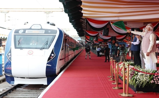 मोदी ने चेन्नई-कोयम्बटूर वंदे भारत ट्रेन को हरी झंडी दिखाई