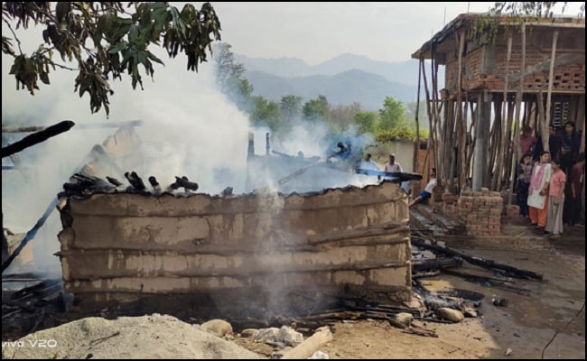 हल्द्वानी : गौलापार में ग्रामीण की झोपड़ी में लगी आग, लाखों का नुकसान