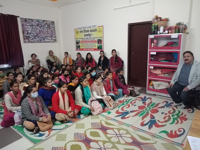 जन शिक्षण संस्थान के अल्मोड़ा कार्यालय में मनाया गया मजदूर दिवस