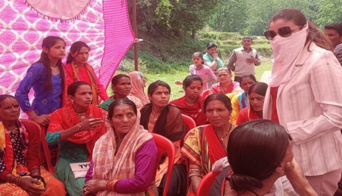 गणुवा-सिरमोली में डीएम ने लोगों के दुखड़े सुने, निर्देश दिए