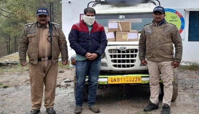 शराब के साथ चालक गिरफ्तार, तस्करी कराने वाले पर भी मुकदमा