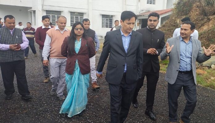 निरीक्षण को रानीखेत व चौखुटिया पहुंचे आयुक्त दीपक रावत