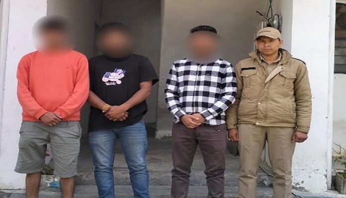 रात ट्रक चालक से भिड़े 03 युवक, गिरफ्तार