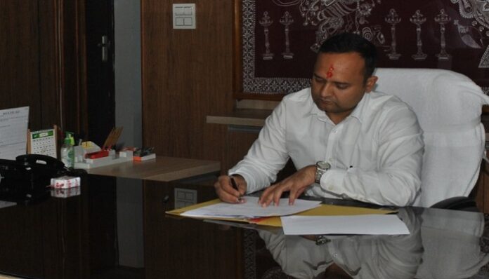 अल्मोड़ा में नवागंतुक जिलाधिकारी विनीत तोमर ने संभाला कार्यभार