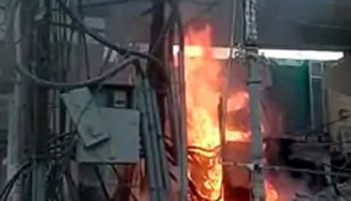 रात ट्रांसफार्मर में जोरदार धमाका, सकते में आए ग्रामीण