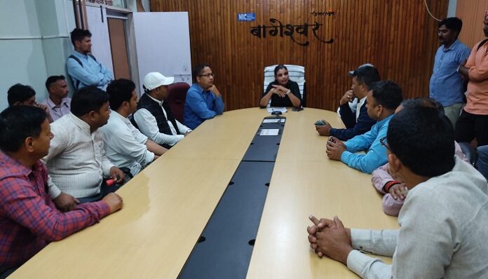 प्रबंधन की मनमानी के खिलाफ उतरे मैग्नेसाइट के कर्मचारी