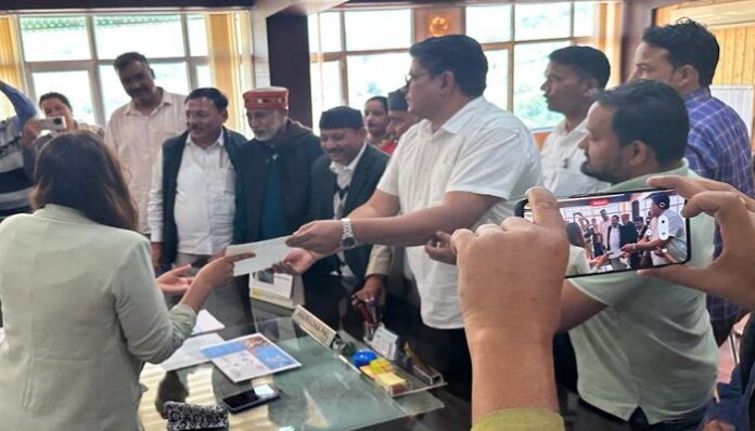 कैबिनेट मंत्री अग्रवाल को बर्खास्त करने की मांग उठाई