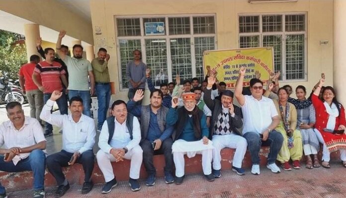 धरने को एक माह पार और नहीं जागी सरकार