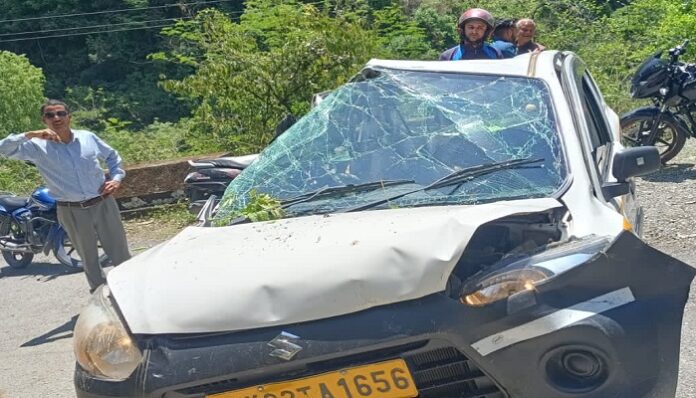 कार खाई में गिरी, छह लोग घायल