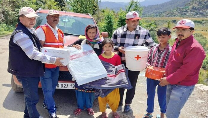 बंतोली के आपदा प्रभावितों तक पहुंचाई राहत सामग्री